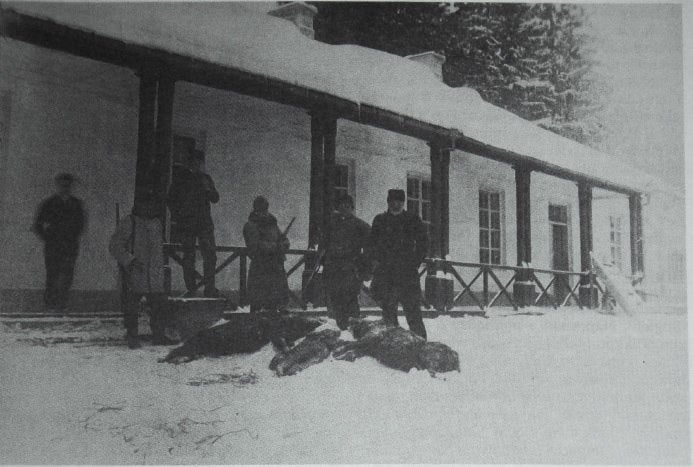 Фото з полювання на Волині 1895 року. На фоні палацу у Ворончині Влодзімежа Четвертинського-Святополка разом з друзями. Джерело Roman Aftanazy. Dzieje rezydencji na dawnych kresach Rzeczypospolitej. T.5. 