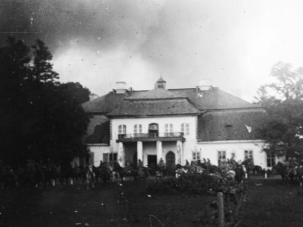 Палац у Велицьку на фото австрійських військових, 1916 рік. Джерело Австрійський державний архів.