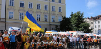 Велоконвой з Німеччини передав Україні 14 автомобілів швидкої медичної допомоги