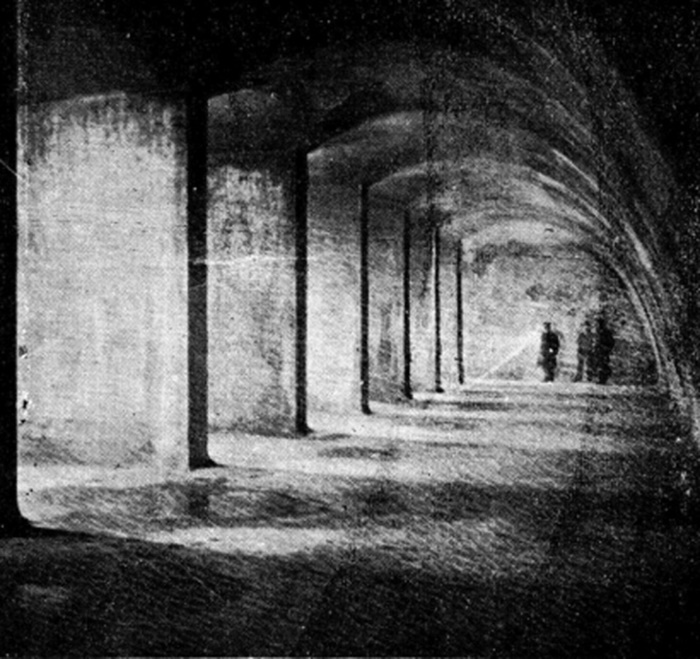 Підземний резервуар-водозбірник у Львові. Світлина із брошури С. Александровича "Водогін львівський", 1902 р.