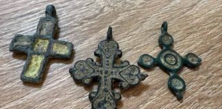 Три бронзові натільні хрестики, які були поширені в домонгольський періо по території Русі.