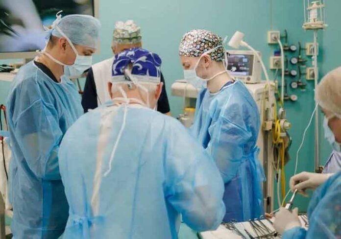 В університетській лікарні здійснили перші реконструктивні операції на обличчі та шиї