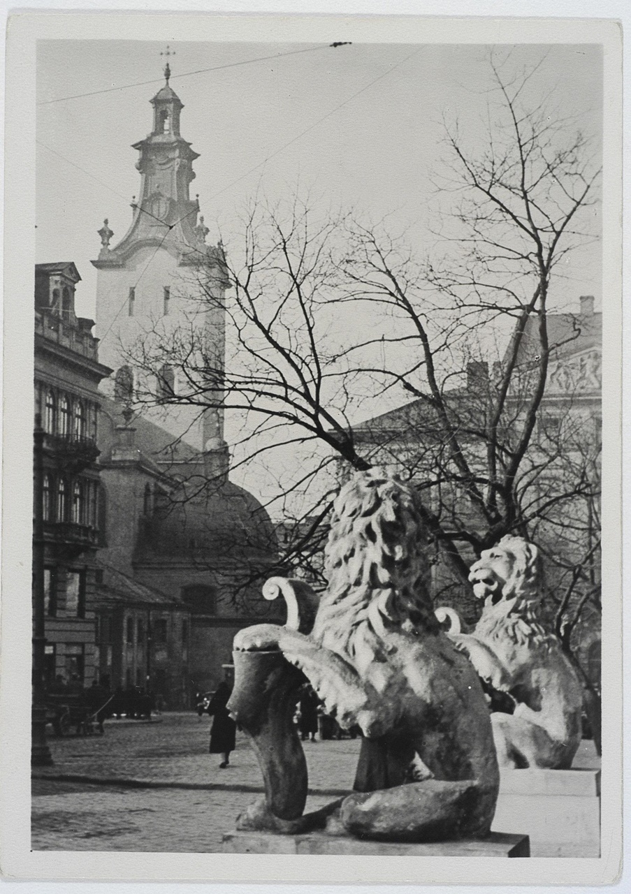 Леви біля Ратуші на Площі Ринок, 1939-1942 рр.