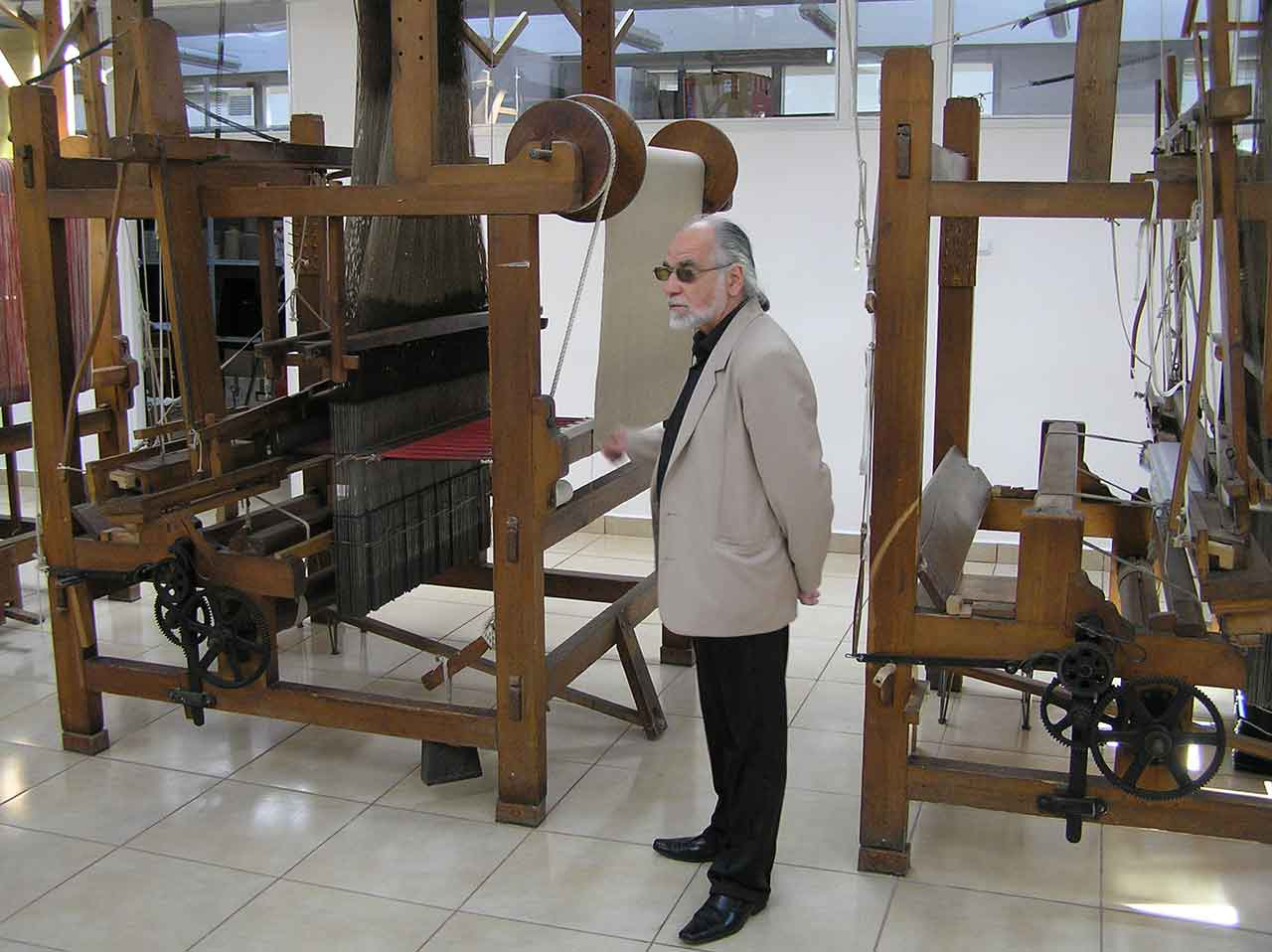 Професор О. Коровицький у навчальній текстильній майстерні Академії мистецтв у Лодзі (Польща), 2007