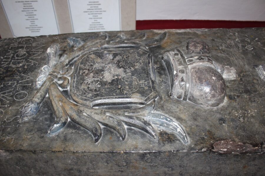 Фрагмент надмогильної плити Анни Ходкевич. Фото з https://zamokdubno.com.ua/