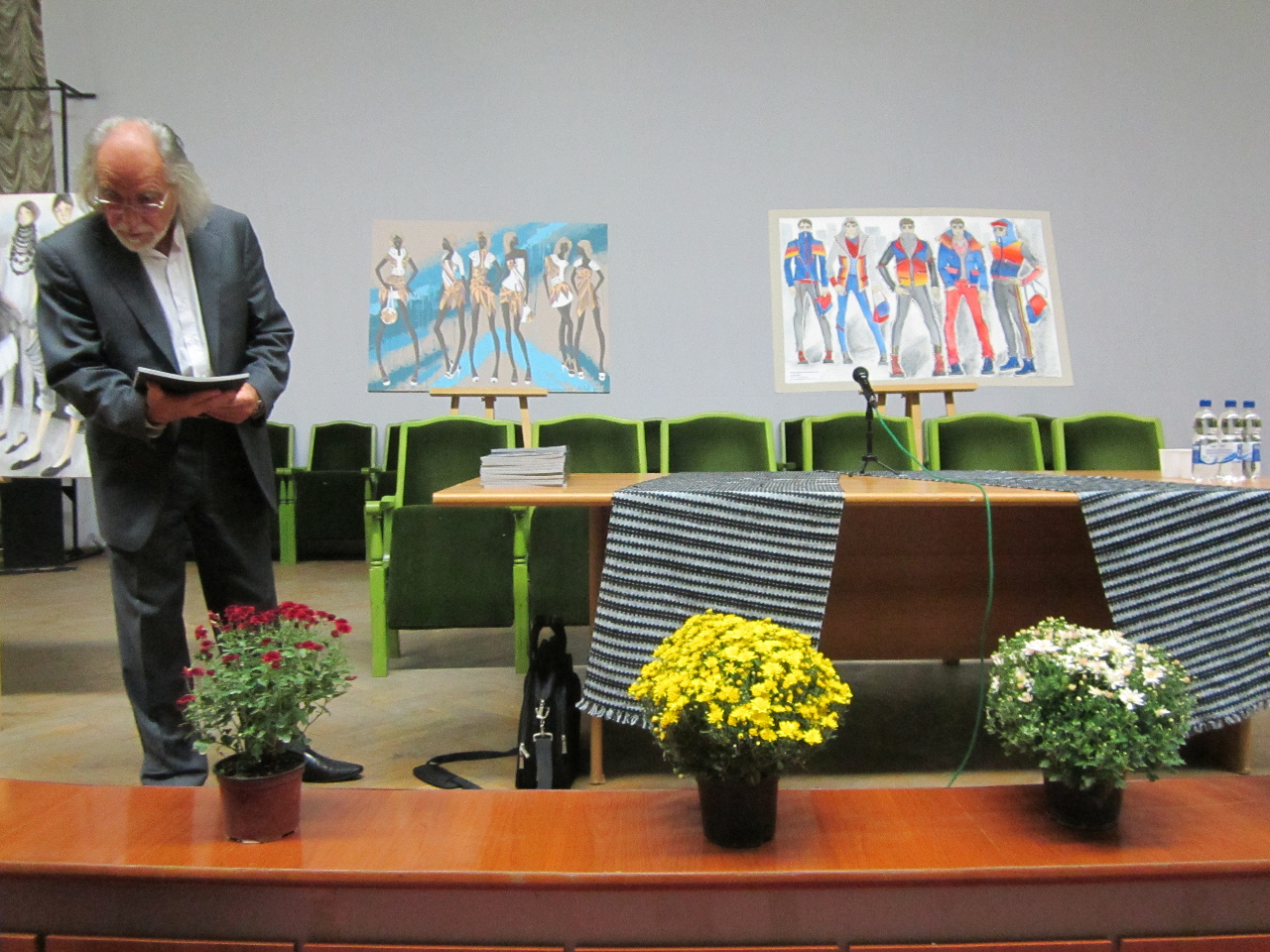 Професор О. Коровицький під час українсько-польської науково-мистецької конференції. Львів, 2012