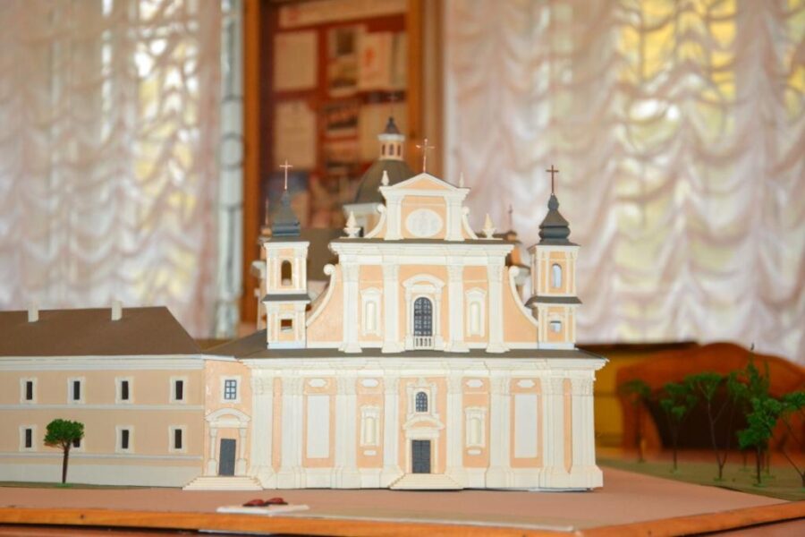 Макет костелу єзуїтів у Острозі. Храму, який фундувала Анна Ходкевич. Фото з https://uk.wikipedia.org/