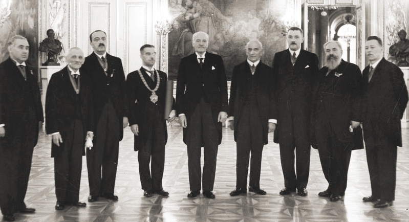 Львівська делегація у президента ІІ Речі Посполитої Ігнація Мосціцького. Островський в центрі з ланцюгом президента міста. Фото з https://pl.wikipedia.org/