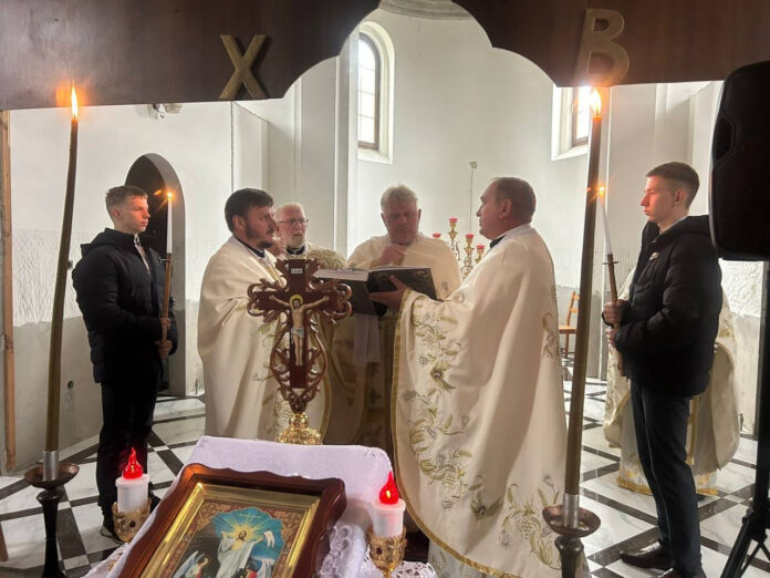 Перше велелюдне богослужіння українською мовою в церкві Святих Жінок Мироносиць в Бродах