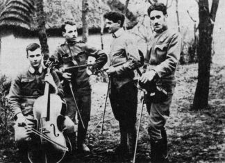 Струнний квартет УСС. 1916р. Зліва Роман Лесик, Антін Баландюк, Ярослав Барнич і Михайло Гайворонський.