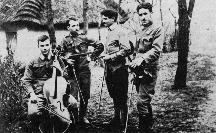 Струнний квартет УСС. 1916р. Зліва Роман Лесик, Антін Баландюк, Ярослав Барнич і Михайло Гайворонський.