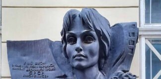 Меморіальна таблицю, присвячена радянській кінорежисерці Ларисі Шепітько