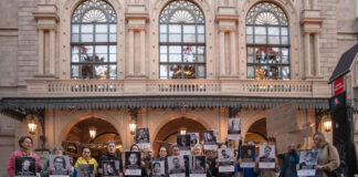 Українські активісти у Барселоні протестували проти виступу російського балету біля театру Лісео