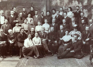 Викладачі та студенти Наукових курсів українознавства у Львові (організованих ТПУНЛШ), 5 липня 1904 р. Зліва направо: перший ряд (сидять): М. Дверницька, В. Чикаленківна, А. Трушева, І. Труш; другий ряд (сидять): П. Рябков, Т. Ревакович, І. Брик, М. Ганкевич, Хв. Вовк, М. Грушевський, І. Франко, М. Грушевська, Вол. Гнатюк; третій ряд (стоять): Вол. Дорошенко, М. Підлісецька (Мудракова), Г. Чикаленківна, К. Голицинська, О. Андрієвська, М. Липа, І. Липа, Ф. Шолудько, В. Панейко, Л. Сміщук, Л. Гарматій; четвертий ряд (стоять): Вол. Лаврівський, Е. Голицинський, Юл. Бачинський, М. Крушельницька (Дроздовська), Дм. Дорошенко, Я. Грушкевич, Л. Чикаленко, Мих. Грушкевич, Ст. Дольницький, А. Хомик, М. Росткович; п'ятий ряд (стоять): Юл. Ситник, Ол. Скоропис, Дм. Розов, Д. Старосольська (Шухевичівна), Вол. Загайкевич, Т. Єрми (п-ні Боднарова), Мих. Мочульський.