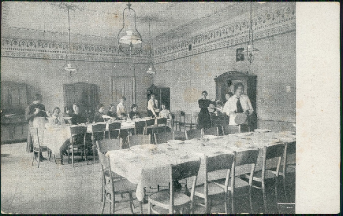 2.Їдальня в жіночому ліцеї Вікторії Недзялковської у Львові, фото 1910-х. 