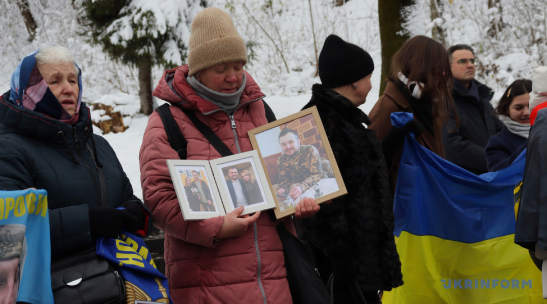 У Львові відкрили інсталяцію «Маятник чекання», присвячену зниклим безвісти захисникам / Фото: Ігор Федик, Укрінформ 
