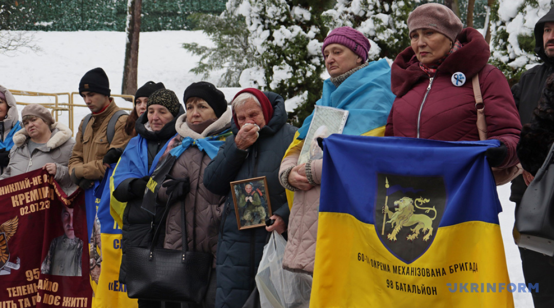 У Львові відкрили інсталяцію «Маятник чекання», присвячену зниклим безвісти захисникам / Фото: Ігор Федик, Укрінформ 