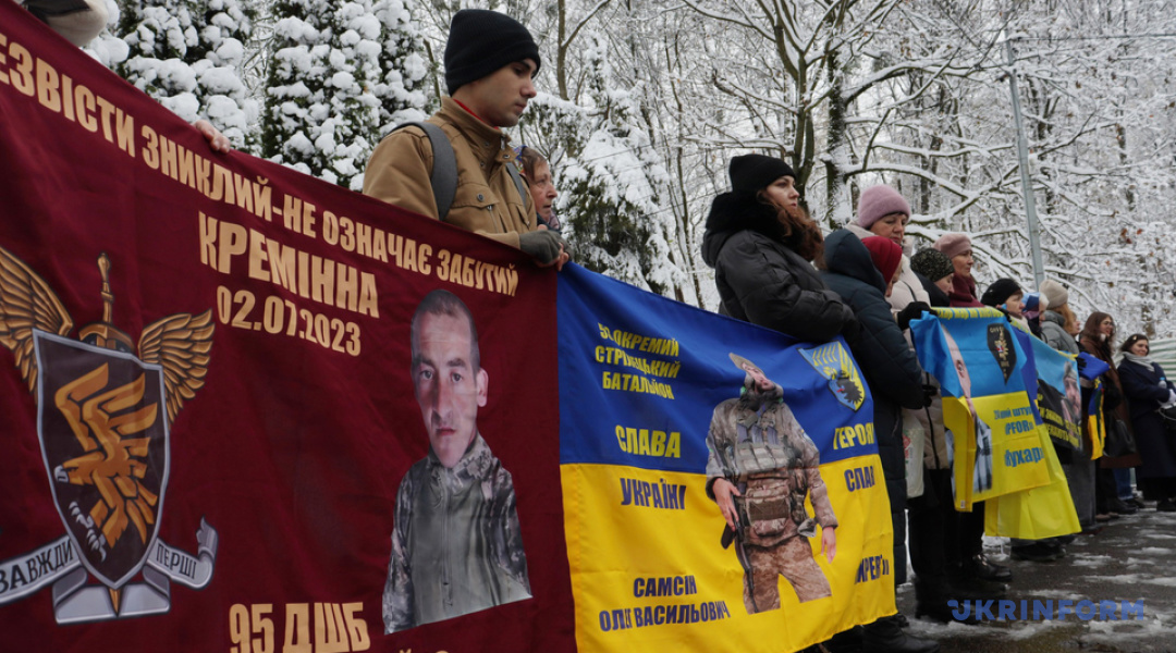 У Львові відкрили інсталяцію «Маятник чекання», присвячену зниклим безвісти захисникам / Фото: Ігор Федик, Укрінформ 