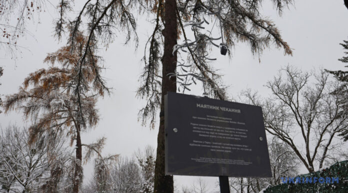 У Львові відкрили інсталяцію «Маятник чекання», присвячену зниклим безвісти захисникам / Фото: Ігор Федик, Укрінформ