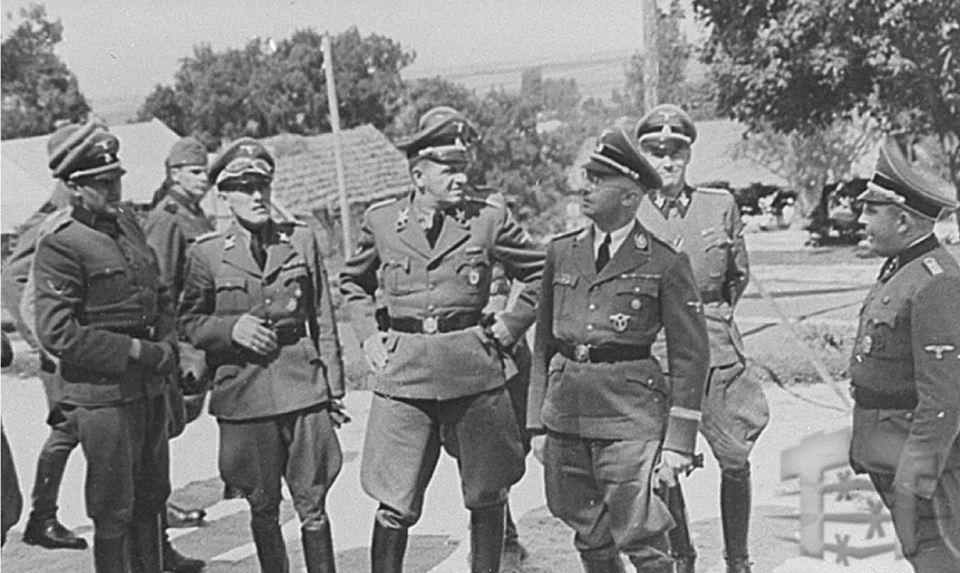 Рейхсфюрер СС Генріх Гіммлер (у центрі праворуч) на офіційній екскурсії по Янівському концтабору. Крайній праворуч – комендант табору Фрідріх Варзок. 1942 рік, фото: museumterror.com