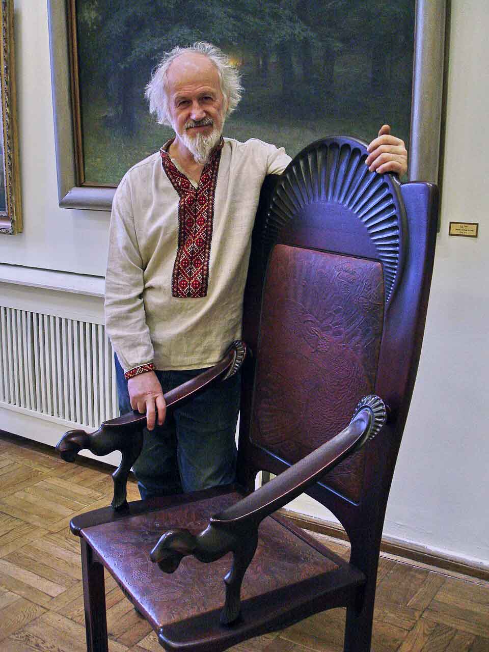 Ігор Копчик біля свого твору.