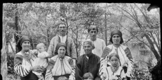 Три покоління родини війта із села Боришківці, 1912 – 1913 роки, фот. Леопольд Венґжинович, V-2561 Muzeum Etnograficzne im. Seweryna Udzieli w Krakowie