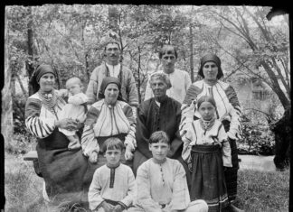 Три покоління родини війта із села Боришківці, 1912 – 1913 роки, фот. Леопольд Венґжинович, V-2561 Muzeum Etnograficzne im. Seweryna Udzieli w Krakowie