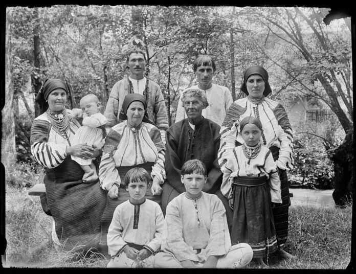 Три покоління родини війта із села Боришківці, 1912 – 1913 роки, фот. Леопольд Венґжинович, V-2561 Muzeum Etnograficzne im. Seweryna Udzieli w Krakowie