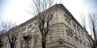 Достеменно не відомо, чому саме вепр став символом цього будинку. Фото із Вікіпедії