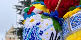 Жовкві відкрили ялинку з найбільшою колекцією вишитих ялинкових кульок