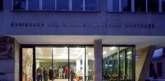 Відреставроване керамічне панно «Мистецтво та наука» роботи Альфреда Максименка