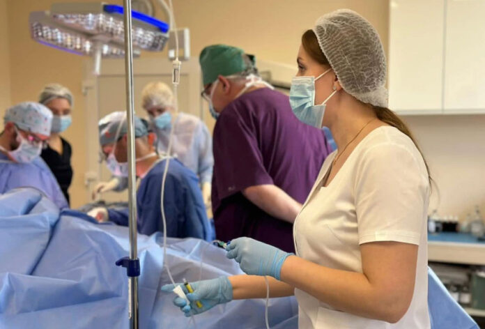 Вісімнадцята хірургічна місія: Чеські фахівці відновлюють кінцівки та якість життя українських військових у Львівському госпіталі