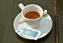 Як додати смаку ранковій каві? Приготування кави при правильній температурі води покращує її смак і баланс / фото Вікіпедія