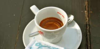 Як додати смаку ранковій каві? Приготування кави при правильній температурі води покращує її смак і баланс / фото Вікіпедія