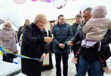 На Львівщині дві багатодітні родини ВПО отримали нові будинки На Львівщині дві родини переселенців, які виховують 14 дітей, отримали нові будинки