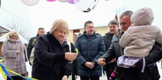 На Львівщині дві родини переселенців, які виховують 14 дітей, отримали нові будинки