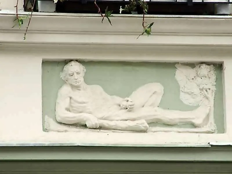 У когось може скластися враження, що Геракл займається самозадоволенням... Але він просто тримає в руці яблуко.