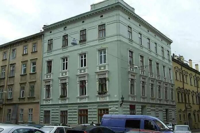 Будинок виходить одним фасадом на вулицю Ставропігійську, іншим – на вулицю Федоровича. Фото зі сайту “Прадідівська слава” Будинок виходить одним фасадом на вулицю Ставропігійську, іншим – на вулицю Федоровича. Фото зі сайту “Прадідівська слава”