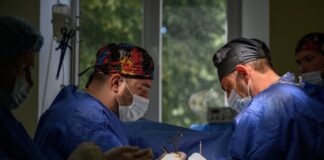 Робота з виставки світлин Олександра Плаксіна «Hands Between Life and War»