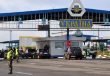 Намагався вивезти ікону у светрі: суд покарав контрабандиста на Львівщині Митниця. Фото: УНІАН