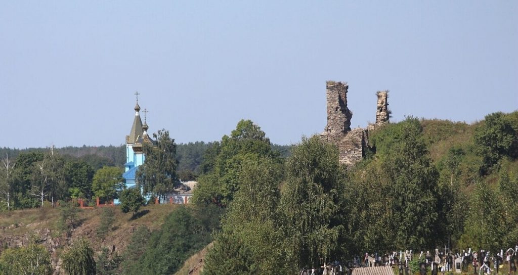 Вид на руїни замку з підніжжя гори