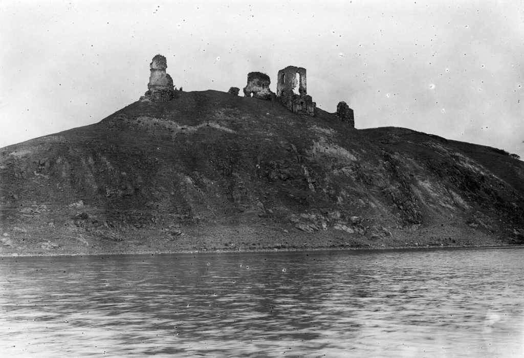 Губків, вид на руїни замку Семашків. Фото Генрика Поддембського, міжвоєнний період