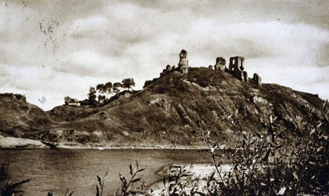 Листівка міжвоєнного періоду. Вид на Губківський замок з протилежного берега