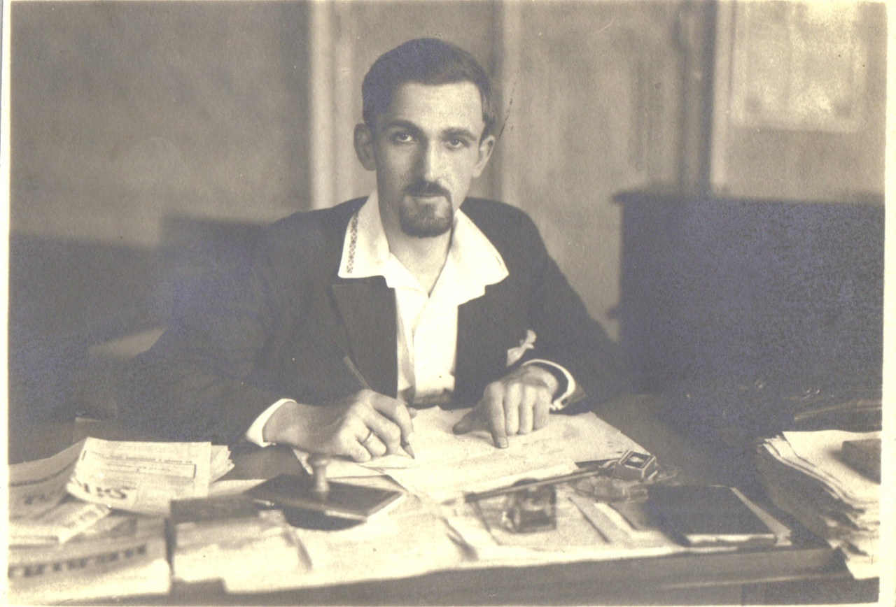 Анатоль Курдидик за редакторським столом у «Неділі». Львів, 1934 р.