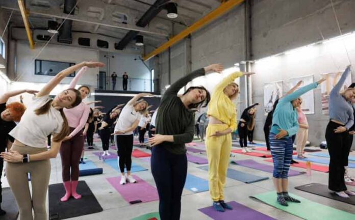 Системність і розумний підхід — основа тренувань. На цьому занятті, як зазначає Галина Безугла, тіло працює цілісно, поєднуючи елементи пілатесу та силового контролю. Системність і розумний підхід — основа тренувань. На цьому занятті, як зазначає Галина Безугла, тіло працює цілісно, поєднуючи елементи пілатесу та силового контролю.