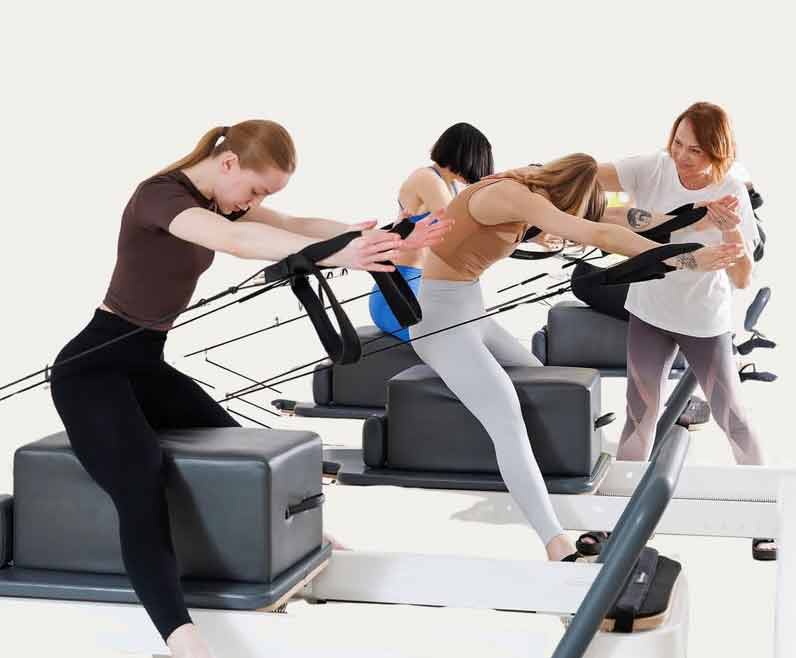 Пілатес на реформаторах — це поєднання сили, гнучкості та балансу. Як зазначає Галина Безугла, така робота дозволяє тілу функціонувати природно й захищає від зношування.