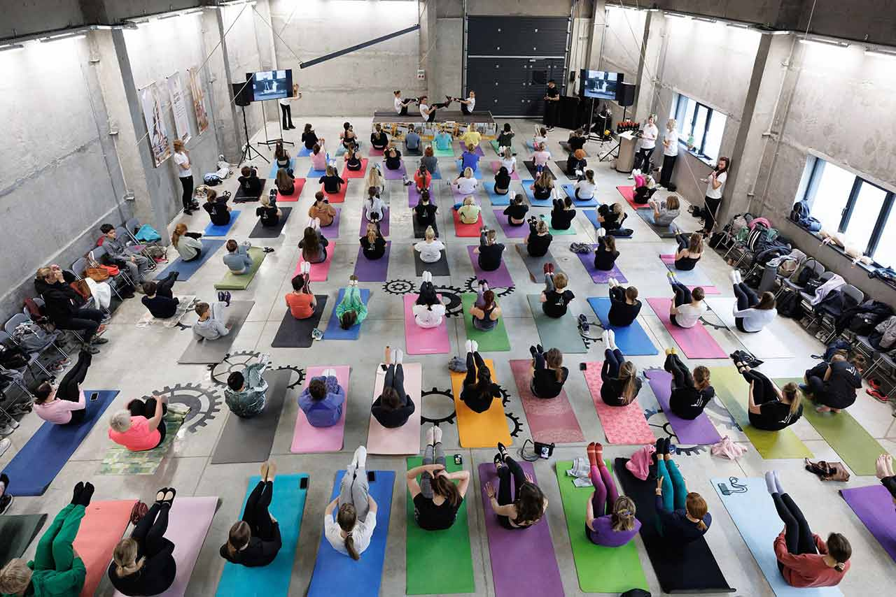 «Тіло любить не крайнощі, а розумний підхід». Групове заняття з елементами функціонального тренування, де поєднуються силові рухи та розтяжка, забезпечуючи довгостроковий результат без виснаження суглобів.