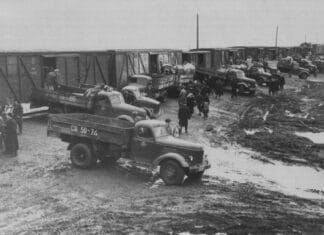 Операція “Захід”. Депортованих заганяють до товарних вагонів. Фото: antisovetsky.blogspot.com