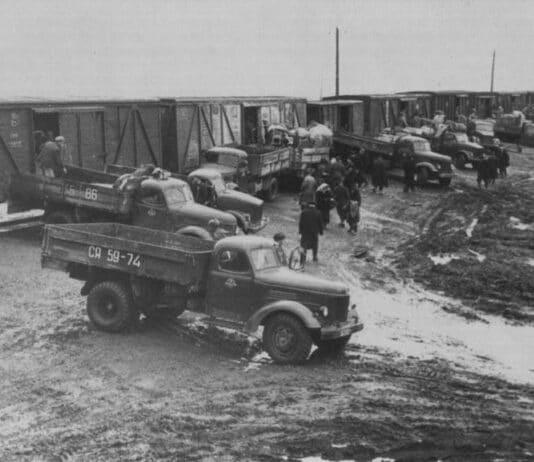 Операція “Захід”. Депортованих заганяють до товарних вагонів. Фото: antisovetsky.blogspot.com