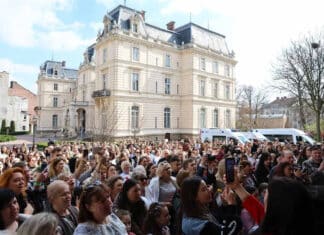 Тисячі львів’ян відроджують магію писанкарства заради великої мети